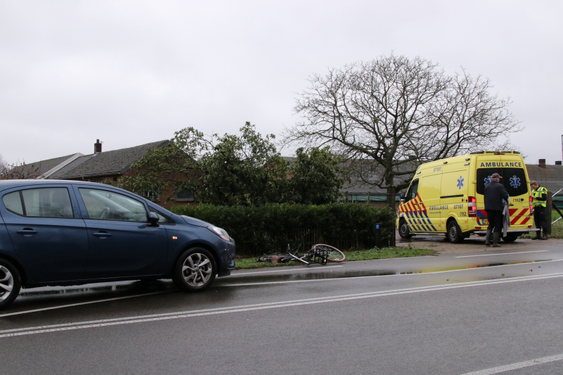 Overstekende fietsster geschept door auto