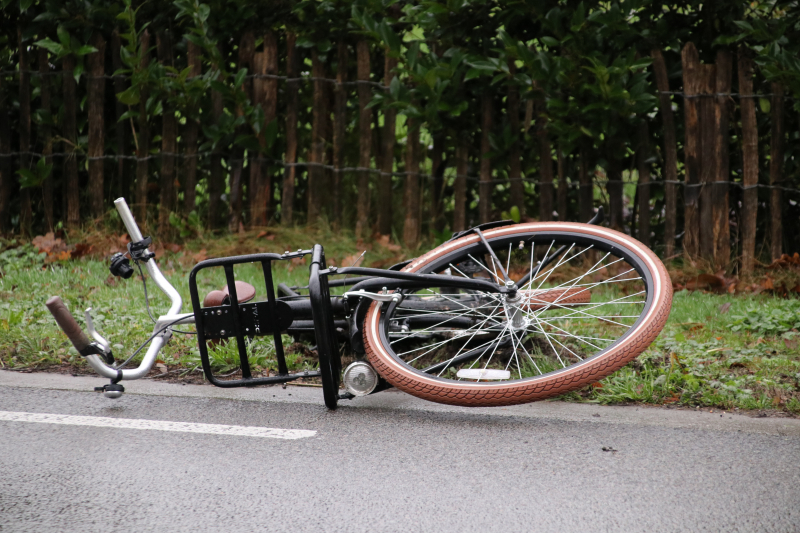 Overstekende fietsster geschept door auto