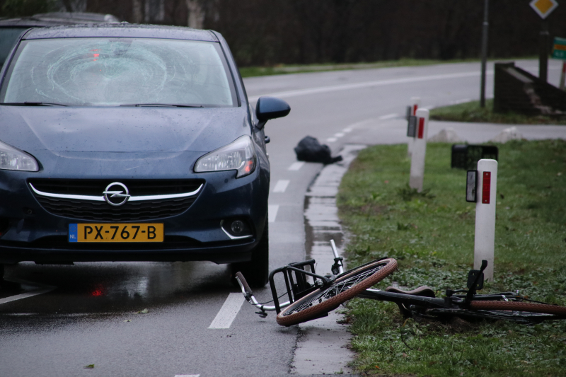 Overstekende fietsster geschept door auto