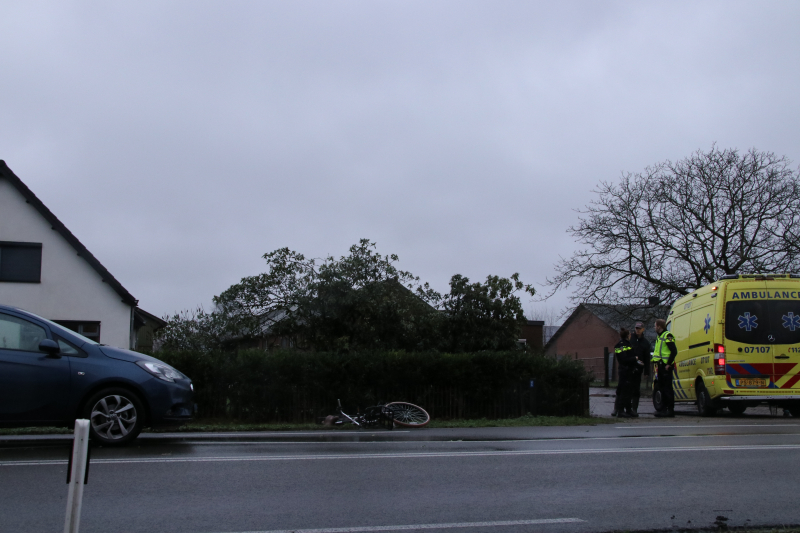 Overstekende fietsster geschept door auto