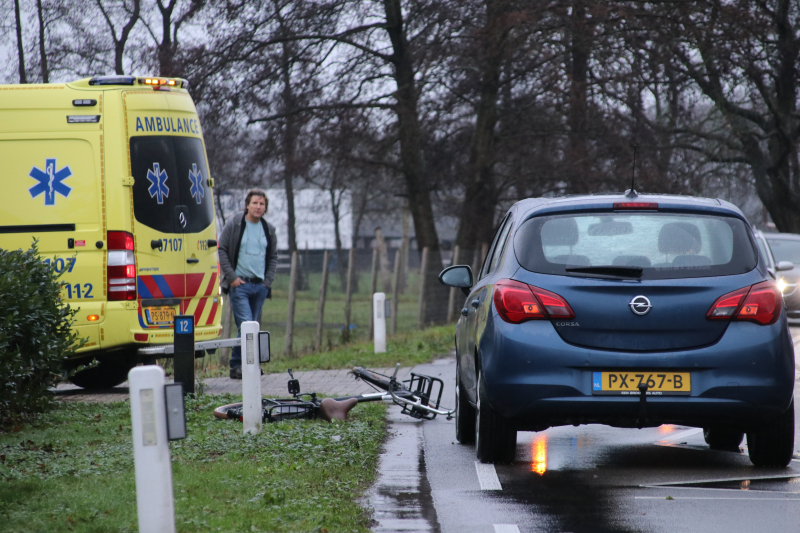 Overstekende fietsster geschept door auto