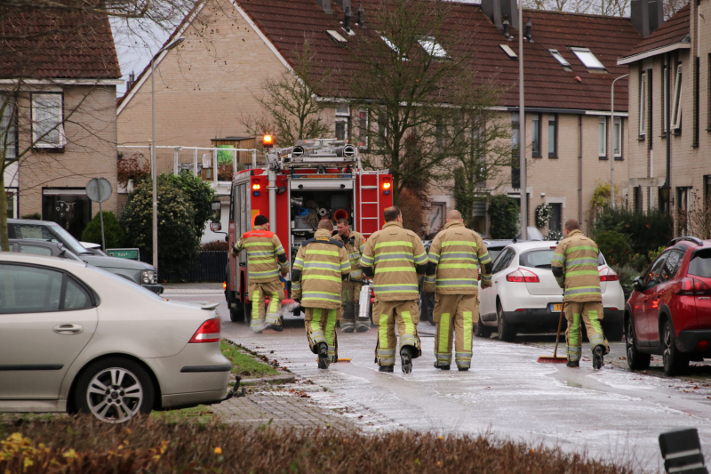 Groot oliespoor door woonwijk