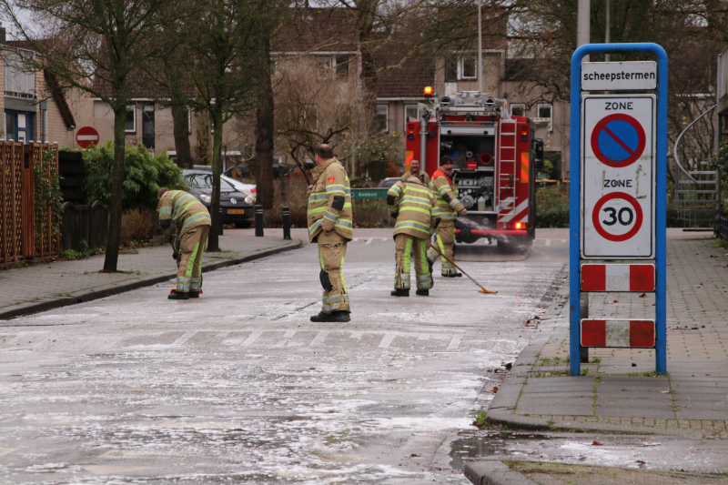 Groot oliespoor door woonwijk