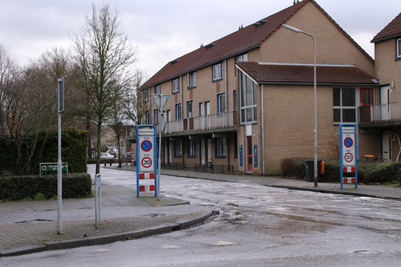 Groot oliespoor door woonwijk