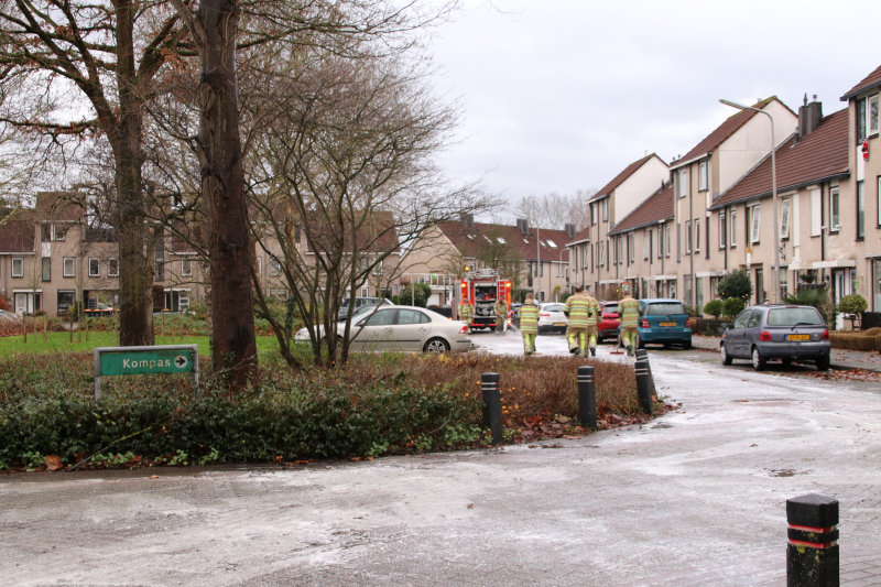 Groot oliespoor door woonwijk