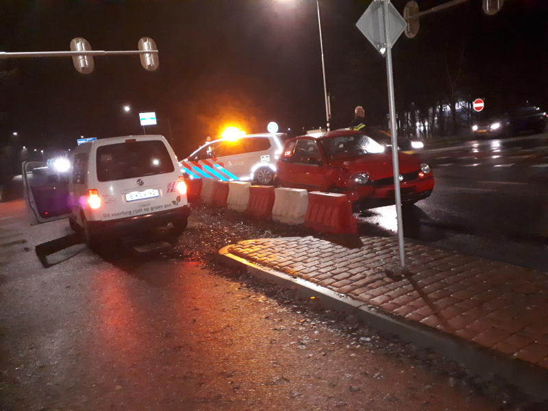 Taxi en personenwagen op elkaar gebotst