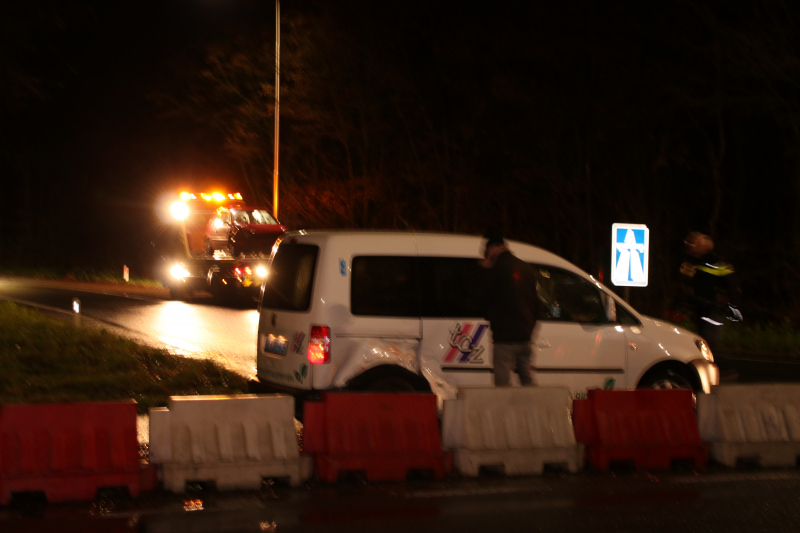 Taxi en personenwagen op elkaar gebotst