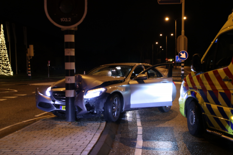 Auto klapt op verkeerspaal