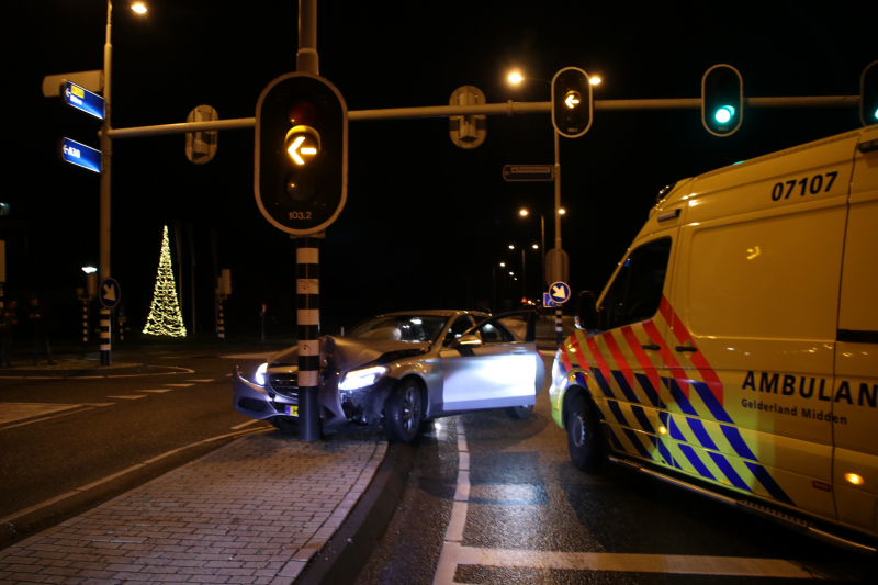 Auto klapt op verkeerspaal
