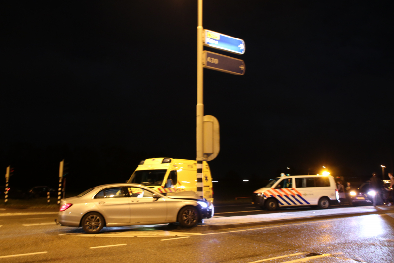 Auto klapt op verkeerspaal