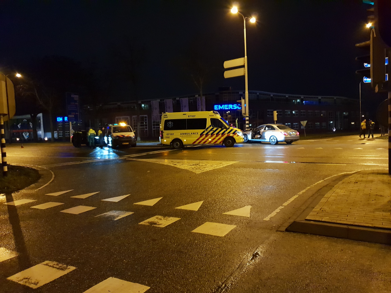 Auto klapt op verkeerspaal