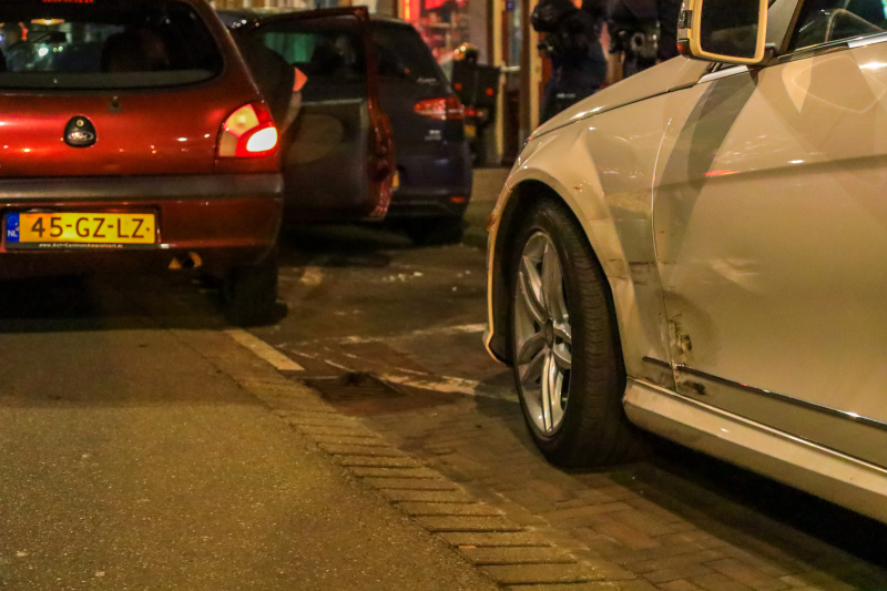 Auto ramt geparkeerde auto's