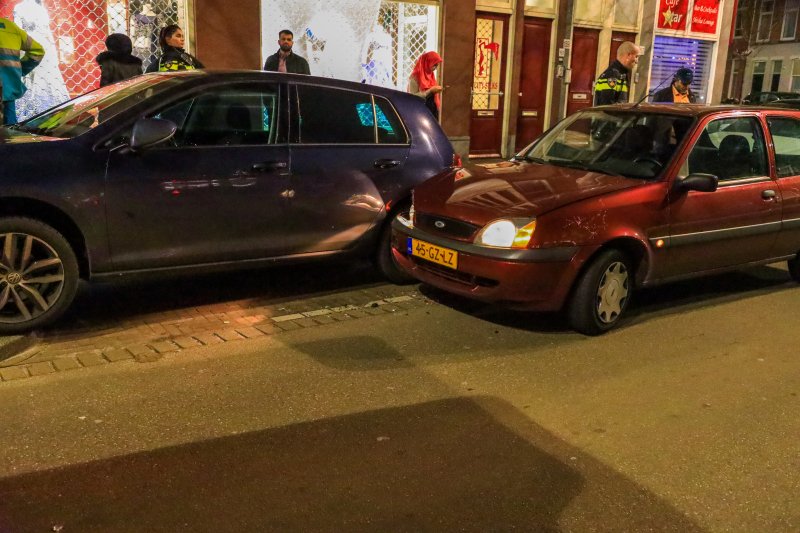 Auto ramt geparkeerde auto's