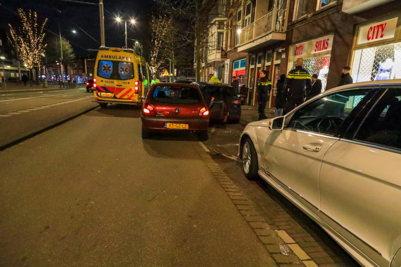 Auto ramt geparkeerde auto's