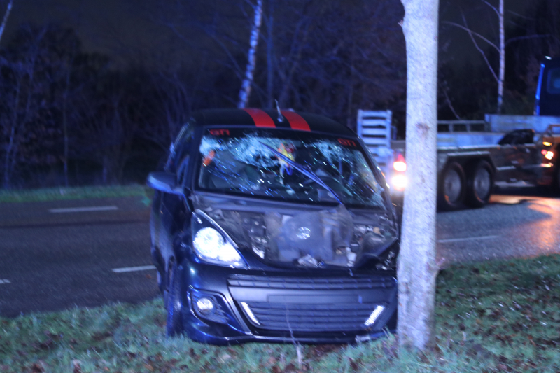 Brommobieler gewond na botsing op boom