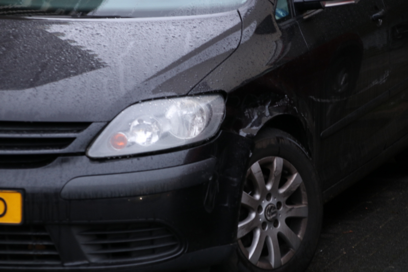 Brommer botst op auto, Ã©Ã©n gewonde