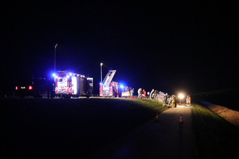 Persoon bekneld na frontale botsing