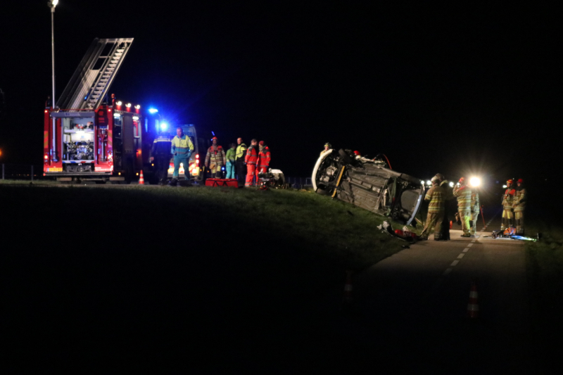 Persoon bekneld na frontale botsing