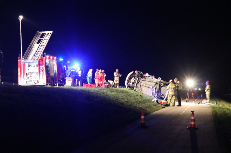 Persoon bekneld na frontale botsing