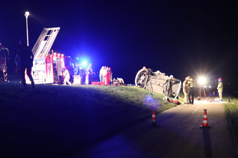 Persoon bekneld na frontale botsing