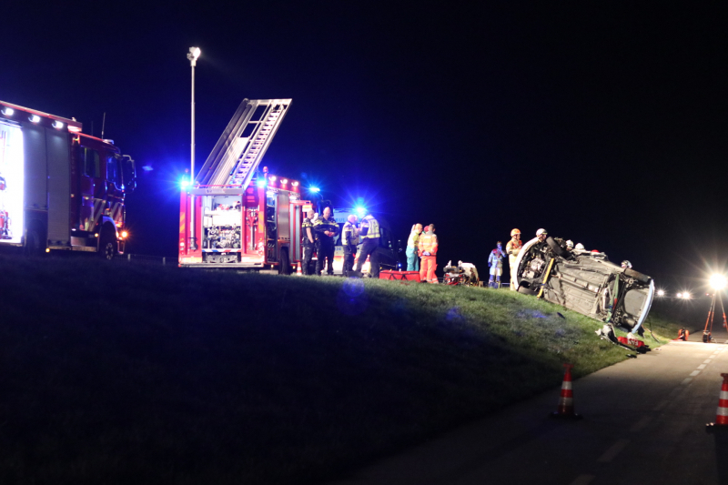 Persoon bekneld na frontale botsing