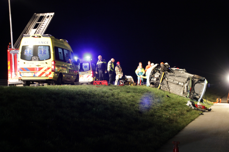 Persoon bekneld na frontale botsing