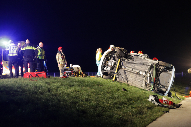 Persoon bekneld na frontale botsing