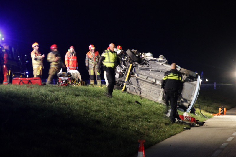 Persoon bekneld na frontale botsing