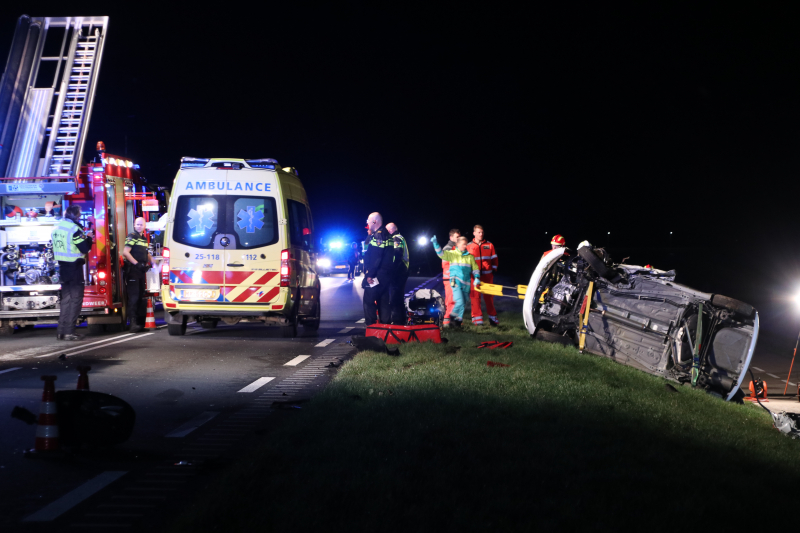 Persoon bekneld na frontale botsing