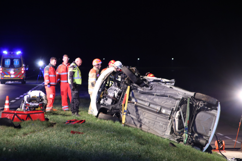 Persoon bekneld na frontale botsing