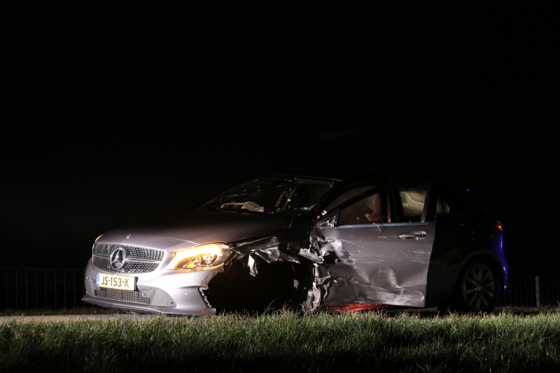 Persoon bekneld na frontale botsing