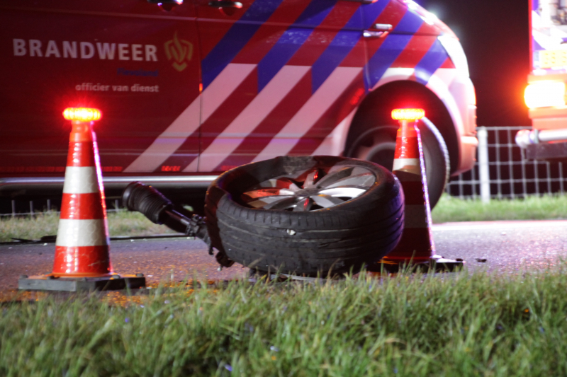 Persoon bekneld na frontale botsing