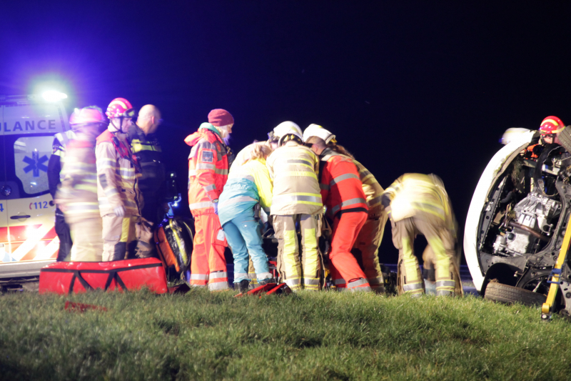 Persoon bekneld na frontale botsing