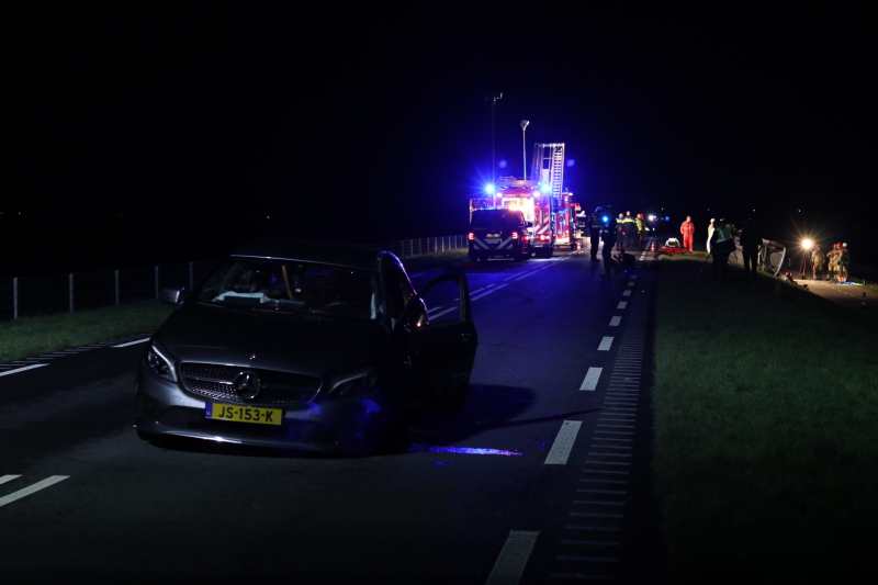 Persoon bekneld na frontale botsing