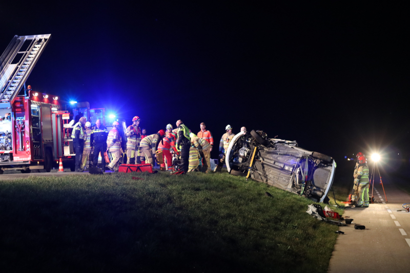 Persoon bekneld na frontale botsing