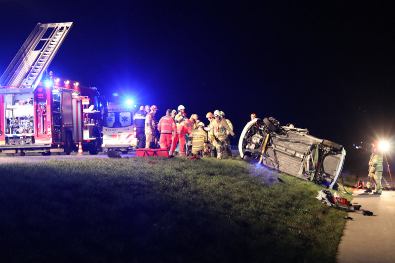 Persoon bekneld na frontale botsing