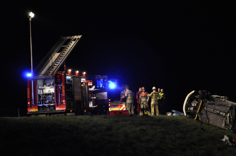 Persoon bekneld na frontale botsing