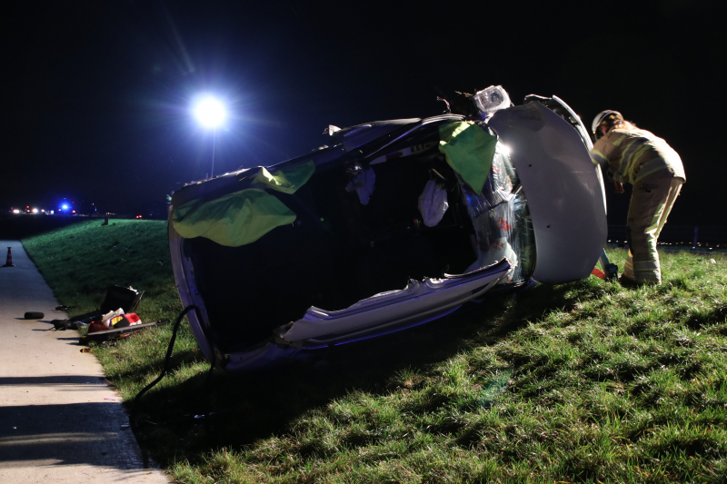 Persoon bekneld na frontale botsing