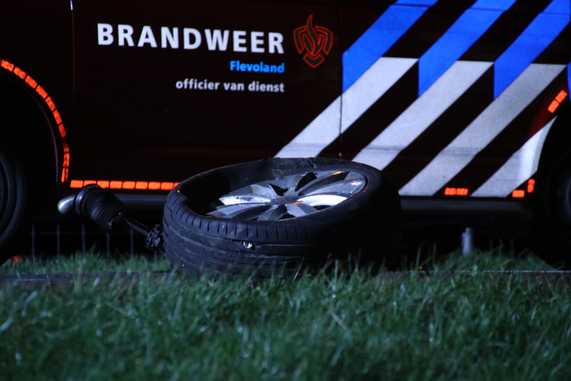 Persoon bekneld na frontale botsing