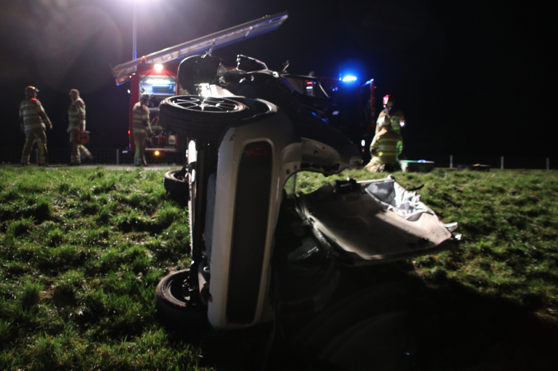 Persoon bekneld na frontale botsing