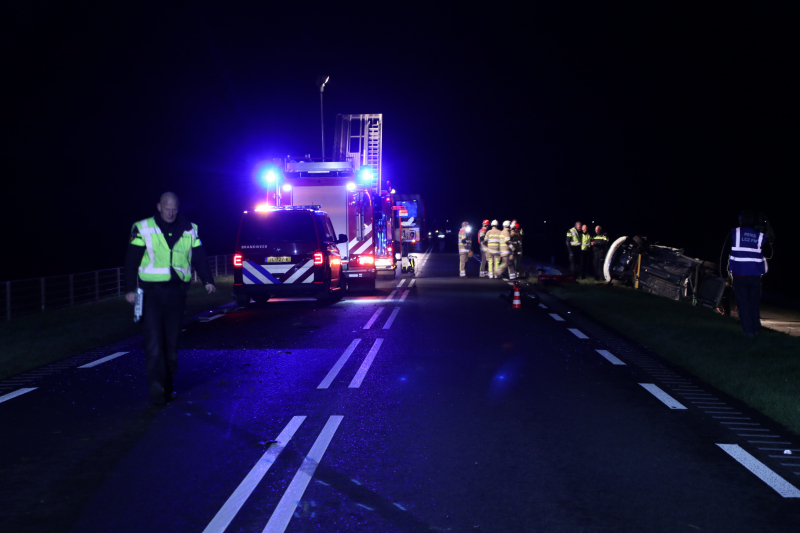 Persoon bekneld na frontale botsing