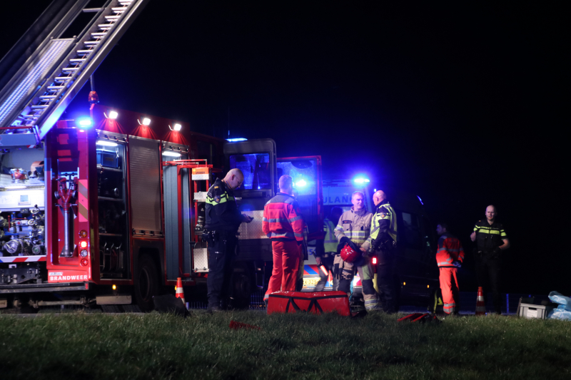 Persoon bekneld na frontale botsing