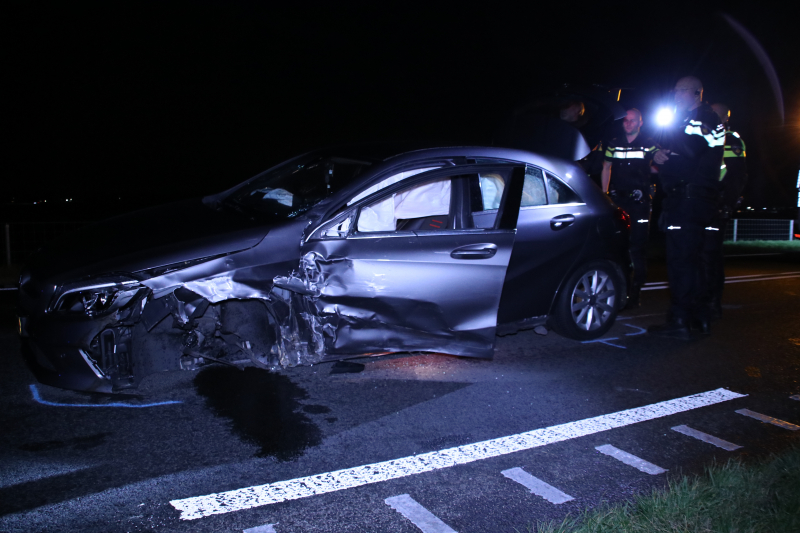 Persoon bekneld na frontale botsing