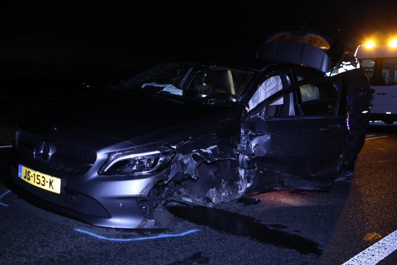 Persoon bekneld na frontale botsing