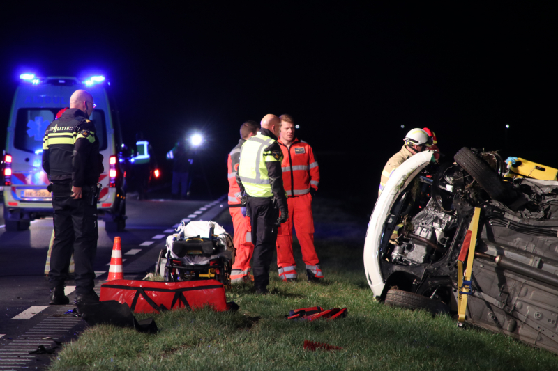 Persoon bekneld na frontale botsing