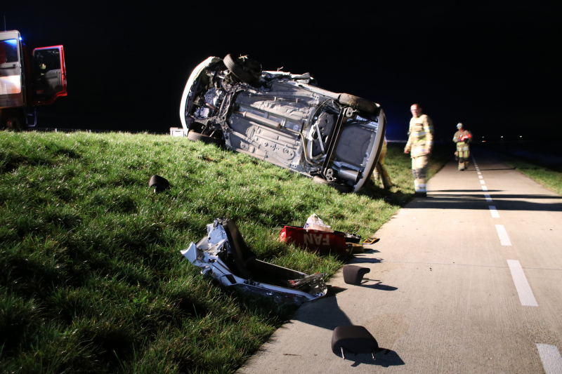 Persoon bekneld na frontale botsing