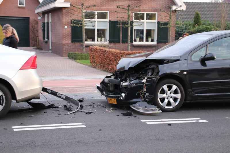 Bijrijder raakt gewond bij stevige kop-staartbotsing
