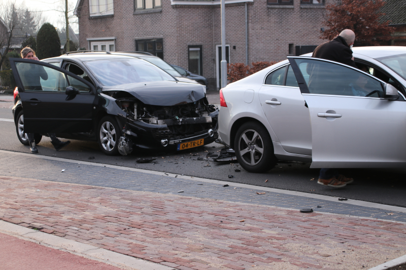 Bijrijder raakt gewond bij stevige kop-staartbotsing