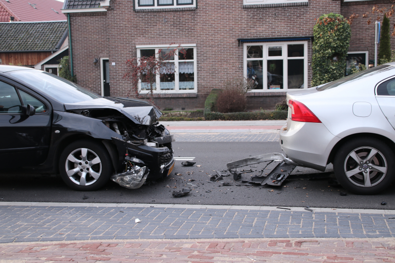 Bijrijder raakt gewond bij stevige kop-staartbotsing