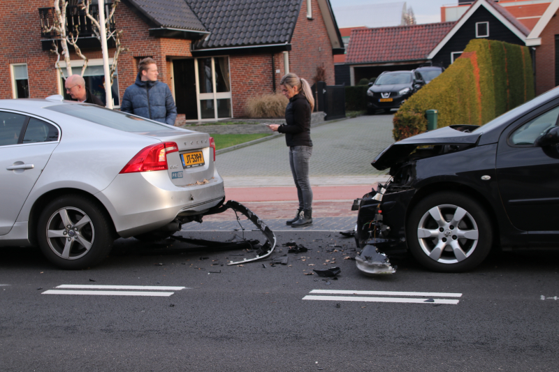 Bijrijder raakt gewond bij stevige kop-staartbotsing